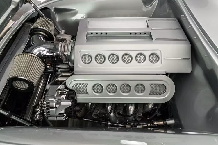 Đương nhiên, khối động cơ này còn đi kèm nhiều phụ tùng nâng cấp, bao gồm máy phát điện và trục lái mới, một hộp số tự động 4 cấp GM 4L80E. Để hiểu rõ hơn mọi chi tiết thông số về chiếc xe, người mua có thể xem trên trang eBay này.