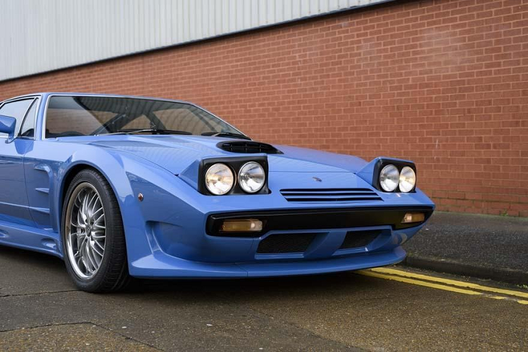 Chiếc Maserati Khamsin đời 1975 này đã được độ lại đến mức khó nhận ra theo yêu cầu từ Quốc vương Brunei. Khi xuất xưởng, chiếc Maserati Khamsin mang diện mạo của một mẫu xe grand tourer với những đường cắt mượt mà do nhà thiết kế người Ý Marcello Gandini chấp bút trong thời gian làm dưới trướng công ty Bertone. Mang trên mình sứ mệnh thay thế đàn anh Ghibli thế hệ thứ nhất, Maserati Khamsin đương nhiên phải sở hữu thiết kế ngoại thất ấn tượng.