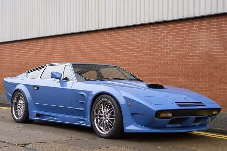 Nhắc đến Hoàng gia Brunei, nhiều người thường nghĩ ngay tới bộ sưu tập ô tô được đồn đại lên đến 5.000 chiếc mà Quốc vương của đất nước Đông Nam Á này đã mua. Phần lớn những chiếc ô tô này hiện đang được giữ trong những nhà kho ở Brunei. Bên cạnh đó, cũng có không ít chiếc xe từng thuộc sở hữu của Hoàng gia Brunei được rao bán ở khắp nơi trên thế giới. Một trong số đó có chiếc siêu xe Maserati Khamsin.