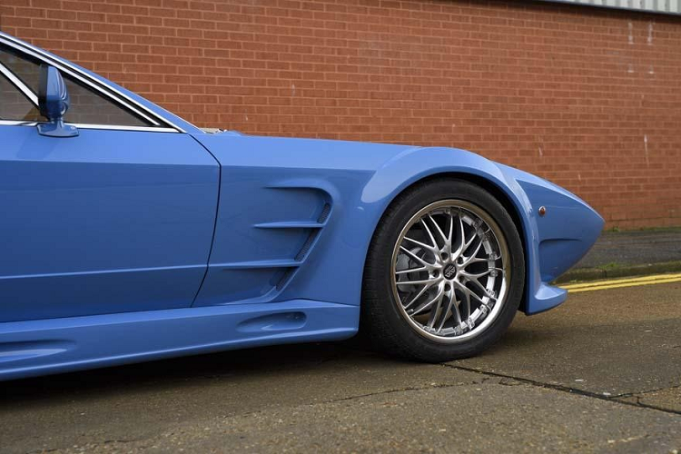 Nói cách khác, chiếc ô tô hạng sang này được độ lại theo phong cách chẳng khác gì một "nồi lẩu thập cẩm".