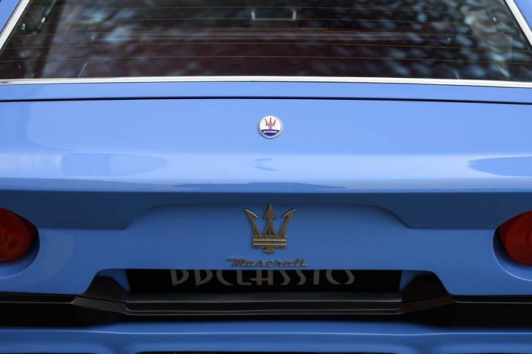 Chưa hết, chiếc Maserati Khamsin của gia đình Hoàng gia Brunei còn được thay cả động cơ bên dưới nắp ca-pô. Chiếc xe sang này không còn dùng động cơ xăng V8, dung tích 4,9 lít, sản sinh công suất tối đa 320 mã lực và mô-men xoắn cực đại 482 Nm do ông Alfieri Maserati - kỹ sư ô tô nổi tiếng người Ý - thiết kế nữa. Thay vào đó, chiếc Maserati Khamsin của Hoàng gia Brunei lại dùng động cơ của hãng ô tô Holden.