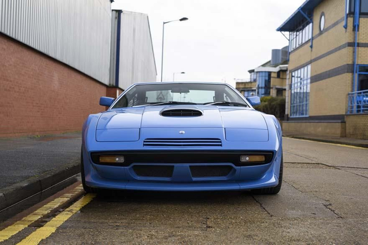 Bộ body kit của xe cũng không được đánh giá cao về thẩm mỹ. Vô lăng của chiếc Maserati Khamsin này lại có nguồn gốc từ De Tomaso