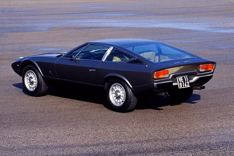 Trong khi đó, chiếc Maserati Khamsin của Hoàng gia Brunei lại được trang bị 4 đèn hậu hình tròn, gợi liên tưởng đến Chevrolet C3 Corvette. Tấm kính trong suốt của Maserati Khamsin cũng đã biến mất, đánh mất sự độc đáo.