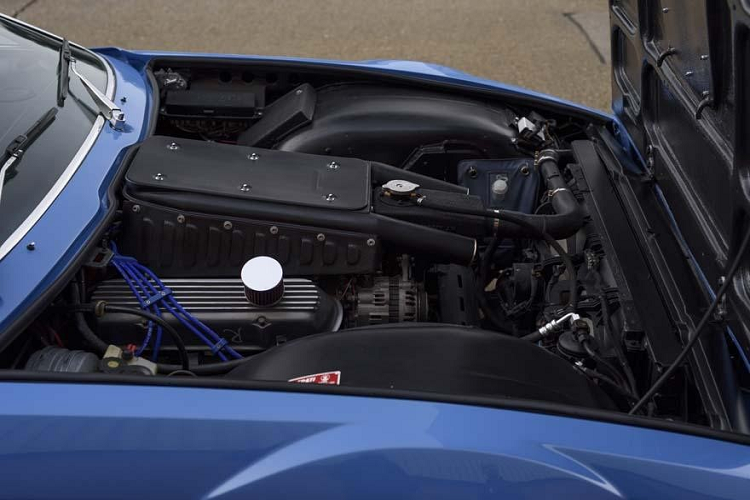 Ngoài ra, chiếc Maserati Khamsin này còn được thay vành la-zăng mới và bộ body kit ngoại thất bị nhiều người chê là xấu. Bên trong xe, chiếc Maserati Khamsin được trang bị vô lăng của De Tomaso.