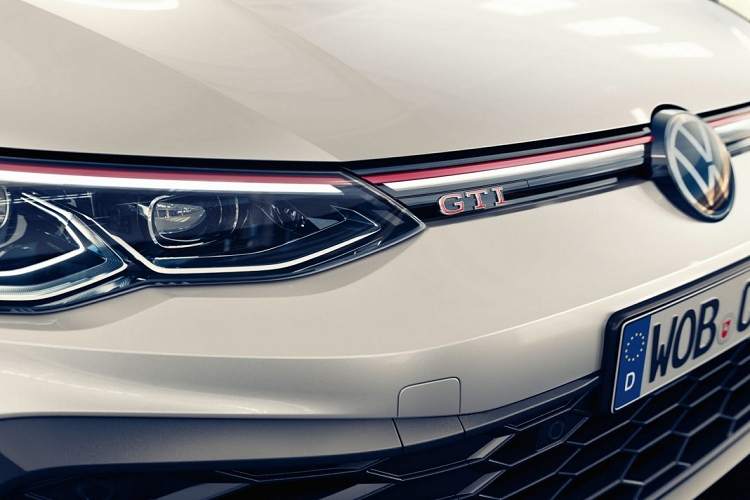 Đặc biệt hơn, hệ thống kiểm soát khung gầm DCC (Dynamic Chassis Control) được nâng cấp với 15 chế độ khác nhau, bao gồm một chế độ dành riêng cho đường đua Nurburgring. Hệ thống phanh của xe sẽ được trang bị bộ kẹp phanh hai piston, hệ thống chống bó cứng phanh và cân bằng điện tử được cải tiến nhằm giúp xe ổn định và phanh tốt hơn.