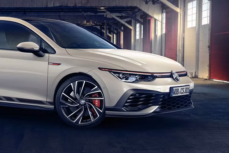 Ngoài những nâng cấp ở động cơ và hộp số, hãng xe Volkswagen còn mang đến cho bản này bộ vi-sai chống trượt cơ khí điện tử thay cho bộ vi-sai XDS và có thể được điều chỉnh thông qua việc lựa chọn chế độ lái. Ở trục bánh trước, góc camber mới sẽ được thiết lập trong khi ở trục bánh sau, tay đòn điều khiển, chốt lắp trục, bạc đạn giảm chấn và cả lò xo đều được thiết kế lại.