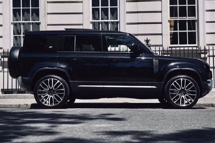 Land Rover Defender 110 2020 của Kahn trông rất hiện đại và cuốn hút với thân xe màu đen bao trùm, gồm ả kính cường lực và bánh xe rèn RS 22 inch. Ở bên trong, Kahn đem đến bọc da chần và đục lỗ cho các ghế ngồi và nhiều bề mặt khác. Được biết, Chelsea Truck Company cũng đang nghiên cứu và phát triển các sửa đổi dành cho Defender mới, hứa hẹn sẽ đặc sắc hơn Kahn.