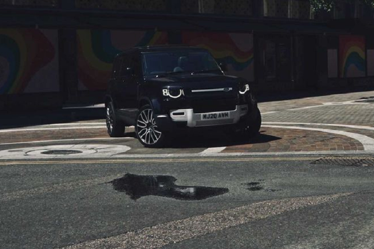 Người mua ở Mỹ có hai lựa chọn động cơ: tăng áp 2.0L 4 xi-lanh công suất 296 mã lực hoặc động cơ tăng áp 3,0L kết hợp công nghệ mild hybrid cho 395 mã lực. Khác với châu Âu, thị trường Mỹ sẽ không có tùy chọn động cơ dầu diesel. Defender 110 2020 sẽ có sẵn với 3 cấu hình chỗ ngồi là hai hàng tiêu chuẩn, một bản có băng ghế trước và bố trí 5+2 với hàng ghế thứ 3.