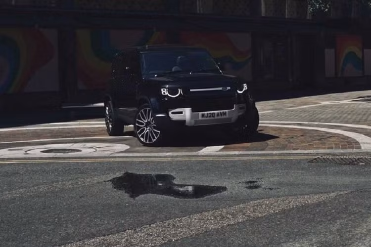 Người mua ở Mỹ có hai lựa chọn động cơ: tăng áp 2.0L 4 xi-lanh công suất 296 mã lực hoặc động cơ tăng áp 3,0L kết hợp công nghệ mild hybrid cho 395 mã lực. Khác với châu Âu, thị trường Mỹ sẽ không có tùy chọn động cơ dầu diesel. Defender 110 2020 sẽ có sẵn với 3 cấu hình chỗ ngồi là hai hàng tiêu chuẩn, một bản có băng ghế trước và bố trí 5+2 với hàng ghế thứ 3.