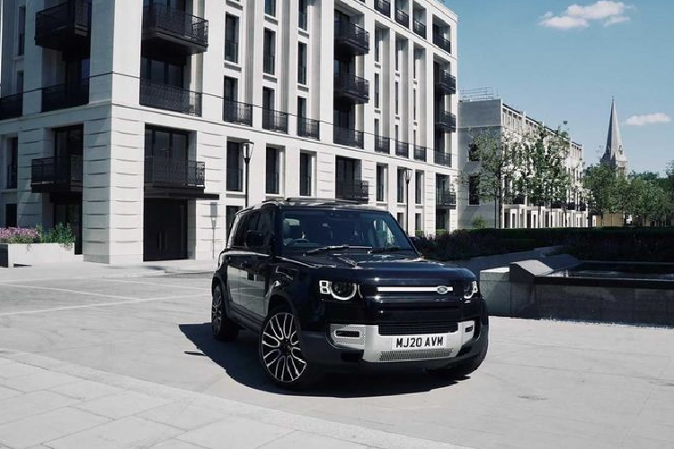 Kahn hiện đang bán bản độ Land Rover Defender 2020 với giá 69.999 bảng Anh (khoảng 2,069 tỷ đồng). Ngoài các nâng cấp của Kahn, chiếc xe off-road cao cấp còn tự hào với hệ thống âm thanh Meridian, ghế lái chính điện 12 chiều, có sưởi, có ghi nhớ vị trí và cửa sổ trời toàn cảnh. Nói một chút về Land Rover Defender 2020, các đơn giao hàng của Defender 110 đã bắt đầu diễn ra ở Mỹ, xe có giá khởi điểm từ 49.900 USD (1,164 tỷ đồng), chưa gồm phí vận chuyển 1.025 USD (23,9 triệu đồng).