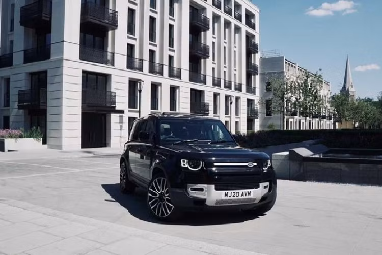 Kahn hiện đang bán bản độ Land Rover Defender 2020 với giá 69.999 bảng Anh (khoảng 2,069 tỷ đồng). Ngoài các nâng cấp của Kahn, chiếc xe off-road cao cấp còn tự hào với hệ thống âm thanh Meridian, ghế lái chính điện 12 chiều, có sưởi, có ghi nhớ vị trí và cửa sổ trời toàn cảnh. Nói một chút về Land Rover Defender 2020, các đơn giao hàng của Defender 110 đã bắt đầu diễn ra ở Mỹ, xe có giá khởi điểm từ 49.900 USD (1,164 tỷ đồng), chưa gồm phí vận chuyển 1.025 USD (23,9 triệu đồng).