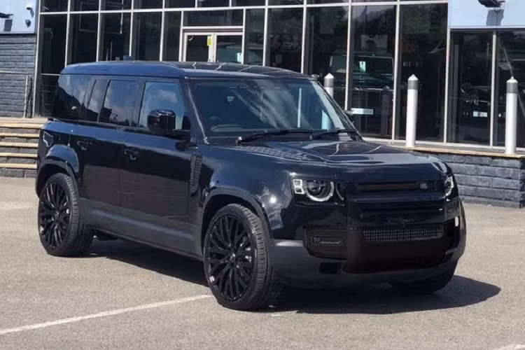 Chiếc Land Rover Defender 110 mới này là một bản điều chỉnh nhẹ nhàng từ Kahn, nó không hề hoang dã như chiếc Defender 6x6 mà Chelsea Truck Company đã giới thiệu vào 2 năm trước.