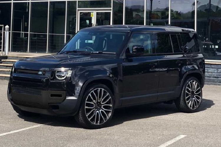 Các bức ảnh gián điệp gần đây cũng cho thấy rằng Land Rover đang phát triển một hệ truyền động V8 cho Defender, sẽ giới thiệu trong tương lai. Các dấu hiệu hiện tại chỉ ra rằng đó có thể là phiên bản cập nhật của một động cơ siêu nạp 5.0L 8 xi-lanh đang có mặt trên các mẫu Land Rover khác.