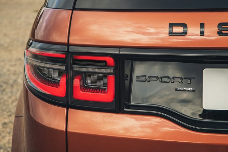 Một số trang bị khác đáng chú ý trên phiên bản này là chìa khóa dạng vòng đeo tay (Activity Key) được cập nhật với màn hình LCD, cho phép người lái khóa cửa, mở khỏa và đề máy khi ở gần xe. Hệ thống lọc khí Cabin Air Filtration, hệ thống giám sát va chạm sau (Rear Collision Monitor) và Camera toàn cảnh nâng cấp cũng được trang bị dưới dạng tiêu chuẩn.