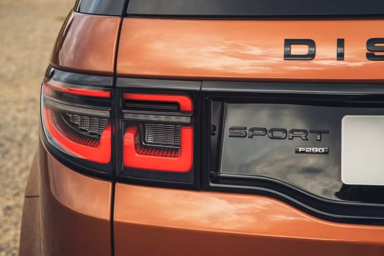 Một số trang bị khác đáng chú ý trên phiên bản này là chìa khóa dạng vòng đeo tay (Activity Key) được cập nhật với màn hình LCD, cho phép người lái khóa cửa, mở khỏa và đề máy khi ở gần xe. Hệ thống lọc khí Cabin Air Filtration, hệ thống giám sát va chạm sau (Rear Collision Monitor) và Camera toàn cảnh nâng cấp cũng được trang bị dưới dạng tiêu chuẩn.