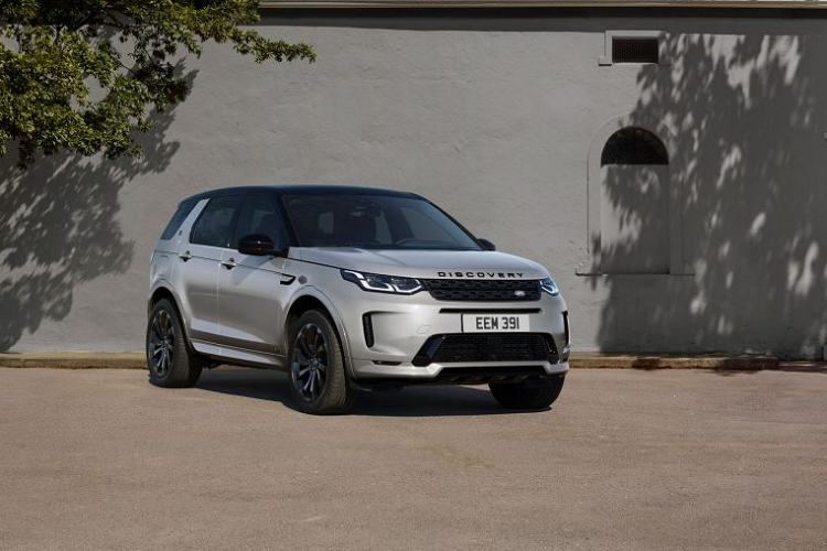 Sức mạnh được truyền đến bánh xe thông qua hộp số 9 cấp, nhờ đó, chiếc Discovery Sport Black Edition có thể tăng tốc lên 100 km/h trong chỉ 7 giây.