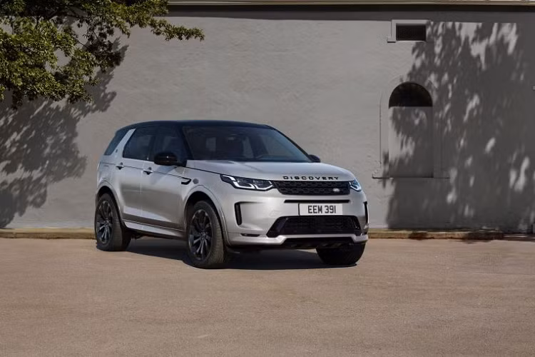 Sức mạnh được truyền đến bánh xe thông qua hộp số 9 cấp, nhờ đó, chiếc Discovery Sport Black Edition có thể tăng tốc lên 100 km/h trong chỉ 7 giây.