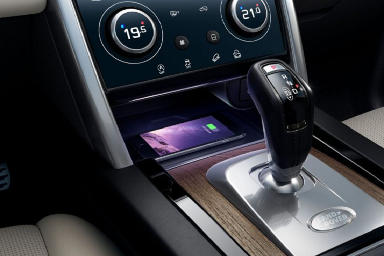 Các chi tiết sơn đen tương phản trên xe sẽ gồm mui xe, mâm xe nhôm 20 inch (có thể tùy chọn phay kim cương) trong khi cùm phanh được sơn màu đỏ nổi bật. Bên trong, khoang lái của xe được bọc da lộn Luxtec Suedecloth và da hạt, lưới titan và vô-lăng bọc da.