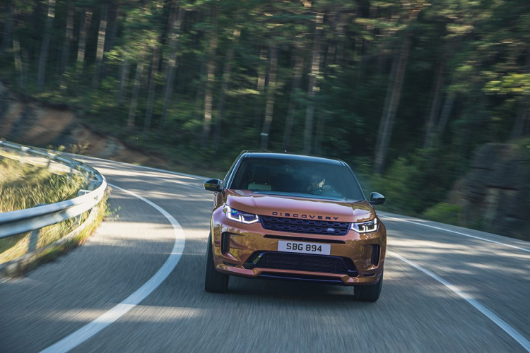 Giống với Evoque nâng cấp, phiên bản này của mấu SUV hạng sang Discovery Sport sẽ sở hữu ngoại thất giống như trên đời xe 2020. Ngoại thất vẫn sẽ có được bộ đèn pha và đèn hậu mới, lưới tản nhiệt lớn và cản xe nâng cấp. Những thay đổi mà Land Rover mang đến cho đời xe 2021 là về công nghệ bên trong khoang lái.