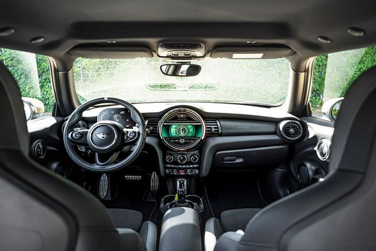 Đối với nội thất, chiếc xe ngay lập tức được nhận dạng nhờ thanh cân bằng có dòng chữ Manhart màu đen. Hãng độ cho biết hãng còn muốn cung cấp một thước đo đa chức năng kỹ thuật số từ P3Cars cũng như các bộ phận nội ngoại thất khác nhau từ Cravenspeed cho MINI John Cooper Works GP.