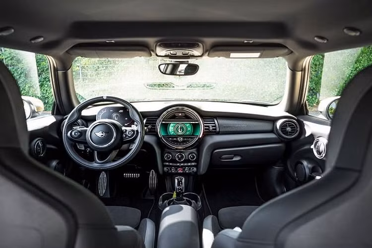 Đối với nội thất, chiếc xe ngay lập tức được nhận dạng nhờ thanh cân bằng có dòng chữ Manhart màu đen. Hãng độ cho biết hãng còn muốn cung cấp một thước đo đa chức năng kỹ thuật số từ P3Cars cũng như các bộ phận nội ngoại thất khác nhau từ Cravenspeed cho MINI John Cooper Works GP.