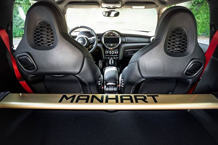 Các cải tiến về thẩm mỹ ngoại thất của xe được làm tròn với các vòm bánh xe tinh chỉnh, cánh gió lớn phía sau, toàn bộ thân xe sơn đen mờ kết hợp cùng các sọc trang trí thể thao màu tối và những điểm nhấn màu vàng Gold.