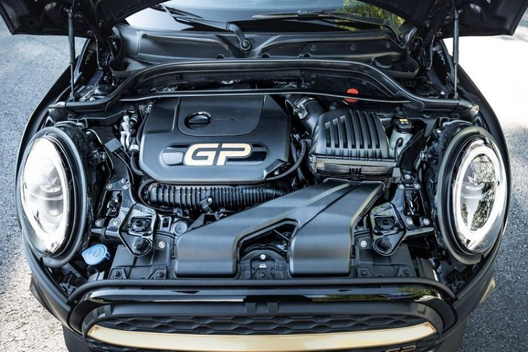 Những thay đổi tiếp tục trên bản độ MINI John Cooper Works GP với một đường ống thay thế cho bộ lọc hạt xăng và hệ thống ống xả cat-back Remus có các nắp đầu ống bốn giai đoạn nhằm mang đến những âm thanh động cơ mạnh mẽ hơn so với hệ thống tiêu chuẩn.