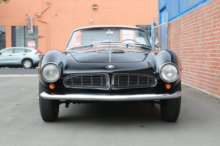 Khi được nhập khẩu vào Mỹ, chiếc xe cổ đầy hấp dẫn này đã từng được phục chế toàn diện, tuy nhiên chiếc BMW 507 này hiện vẫn đang được đấu giá trực tuyến với mức giá hiện tại lên tới 1,6 triệu Đô (khoảng hơn 37 tỷ đồng).