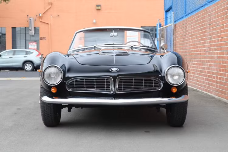 Khi được nhập khẩu vào Mỹ, chiếc xe cổ đầy hấp dẫn này đã từng được phục chế toàn diện, tuy nhiên chiếc BMW 507 này hiện vẫn đang được đấu giá trực tuyến với mức giá hiện tại lên tới 1,6 triệu Đô (khoảng hơn 37 tỷ đồng).