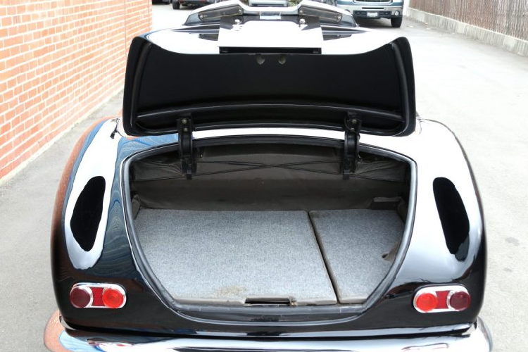 Chỉ có đúng 11 chiếc đã được bán với tùy chọn mui cứng có thể tháo rời được chế tạo thủ công. Chiếc BMW 507 dưới đây là một trong số ít những xe mang trên mình tùy chọn này.