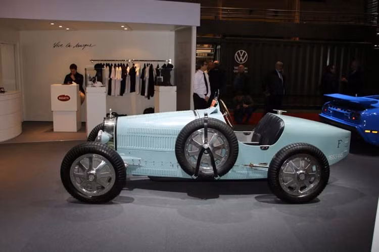 Những người đã tham gia vào chương trình này từ tháng 9 năm ngoái và sẽ là người mà các khách hàng của những chiếc xe Bugatti cổ điển sẽ liên hệ khi muốn hãng cấp giấy chứng nhận cho chiếc xe của mình.