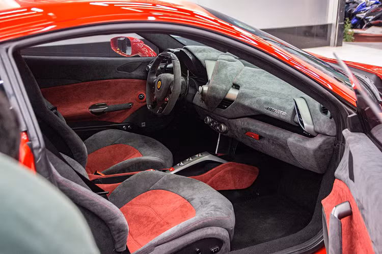 "Trái tim" của Ferrari 488 GTB là khối động cơ V8, dung tích 3.9L, tăng áp kép, công suất 670 mã lực và mô-men xoắn cực đại 760 Nm, đi cùng hộp số bán tự động ly hợp kép 7 cấp và hệ dẫn động cầu sau.