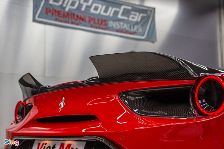 Chất liệu này giúp người lái thoải mái hơn khi chạy ở tốc độ cao, tuy nhiên da lộn dễ bám bẩn và khó vệ sinh, vì vậy cần được bảo quản kỹ lưỡng hơn. Vô-lăng kết hợp giữa da lộn và sợi carbon.