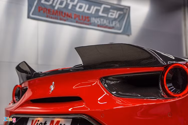 Chất liệu này giúp người lái thoải mái hơn khi chạy ở tốc độ cao, tuy nhiên da lộn dễ bám bẩn và khó vệ sinh, vì vậy cần được bảo quản kỹ lưỡng hơn. Vô-lăng kết hợp giữa da lộn và sợi carbon.