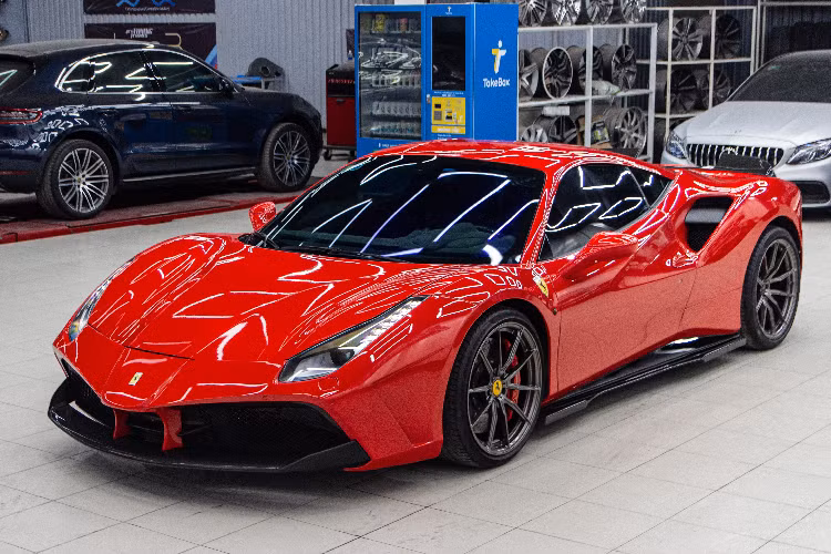 Đây là siêu xe Ferrari 488 GTB duy nhất tại Việt Nam được độ body kit SVR. Xe được sơn lại ngoại thất màu đỏ truyền thống của thương hiệu "ngựa chồm", thay cho màu xám xi-măng trước đây.