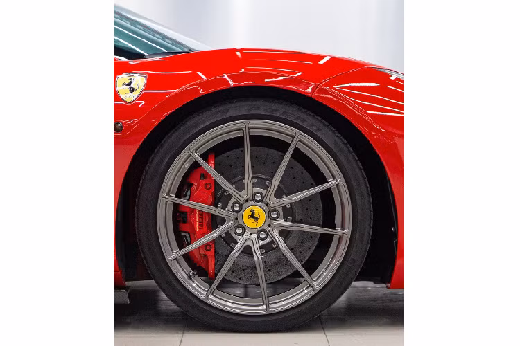 Không chỉ thay đổi ngoại hình, siêu xe Ferrari 488 hàng độc này còn được làm lại nội thất. Toàn bộ ghế và các chi tiết bọc da bóng màu đỏ được thay bằng da lộn Alcantara.