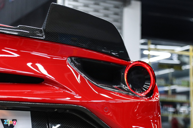 Siêu xe được bổ sung nhiều chi tiết mới như cản trước, cản sau, ốp hông hay cánh gió cố định phía sau. Tất cả đều làm từ sợi carbon. Bên cạnh đó, chiếc xe còn trang bị bộ mâm đa chấu sơn xám tương tự phiên bản 488 Pista.