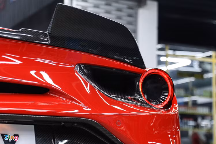 Siêu xe được bổ sung nhiều chi tiết mới như cản trước, cản sau, ốp hông hay cánh gió cố định phía sau. Tất cả đều làm từ sợi carbon. Bên cạnh đó, chiếc xe còn trang bị bộ mâm đa chấu sơn xám tương tự phiên bản 488 Pista.