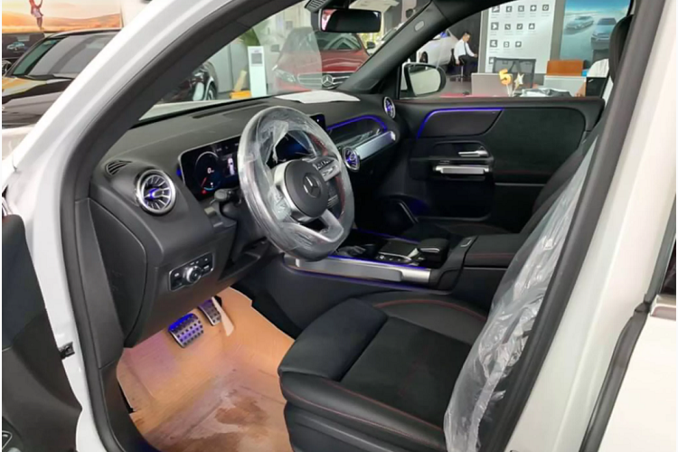 Hàng ghế thứ 3 của GLB chỉ thích hợp với trẻ nhỏ hay người có chiều cao khiêm tốn. Nội thất được trang trí Trim Carbon