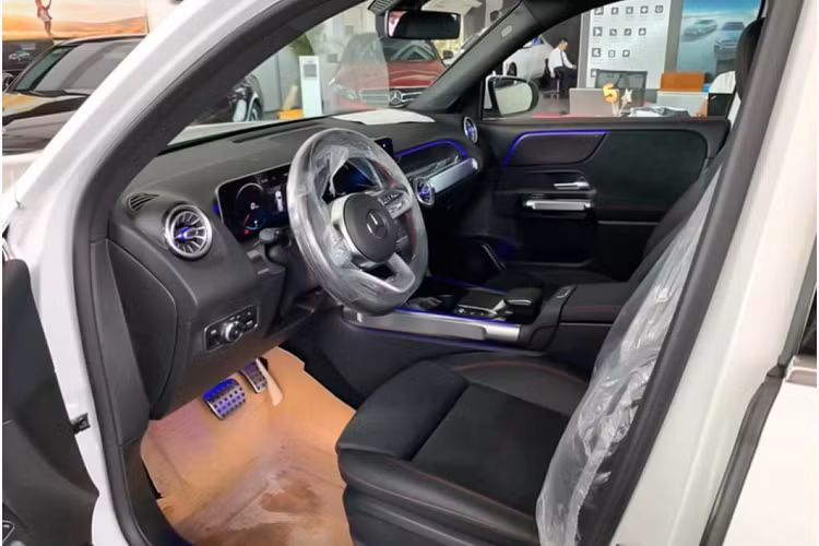 Hàng ghế thứ 3 của GLB chỉ thích hợp với trẻ nhỏ hay người có chiều cao khiêm tốn. Nội thất được trang trí Trim Carbon