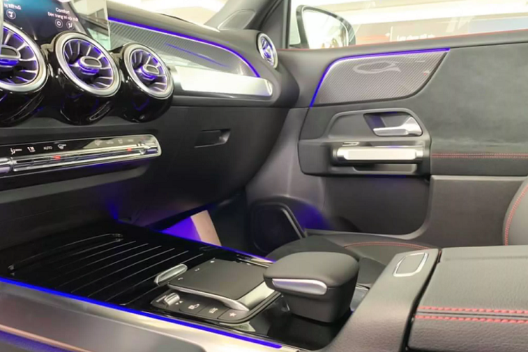 Tương tự như nhiều dòng xe khác của Mercedes-Benz, dòng xe GLB 200 có lợi thế hơn về thương hiệu sang trọng, mạng lưới đại lý phân phối phủ rộng trên toàn quốc, bên cạnh nội thất mang thiết kế hiện đại, trang bị an toàn cao.