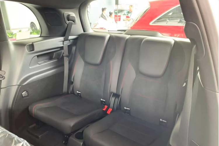 Mercedes-Benz GLB 200 AMG là một lựa chọn mới dành cho khách Việt có nhu cầu sở hữu xe sang, 7 chỗ ngồi với giá dưới 2 tỷ đồng.