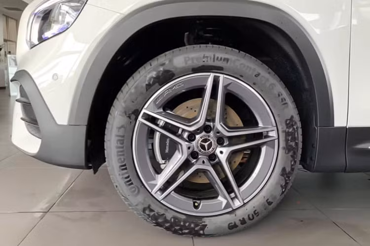 Khác với dòng xe GLC chỉ có 5 chỗ ngồi, GLB có 2 phiên bản là 5 chỗ và 7 chỗ. Tuy nhiên, hàng ghế thứ 3 của GLB vẫn phù hợp cho 2 người lớn (với chiều cao dưới 1,69 m).