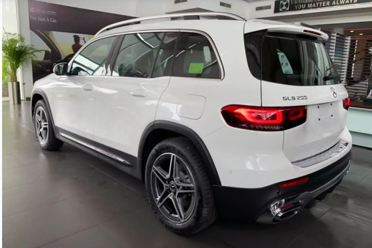 Mercedes-Benz GLB 200 AMG sở hữu kích thước DxRxC: 4.655 x 1.840 x 1.680mm. Làm so sánh với dòng xe GLC, GLB ngắn hơn 22mm so với GLC về chiều dài tổng thể, đồng thời ngắn hơn GLC 144mm về chiều dài cơ sở (GLC: 4.656 x 1.890 x 1.644 mm + 2.873). Nhưng bù lại GLB có thêm một hàng ghế.