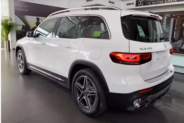 Mercedes-Benz GLB 200 AMG sở hữu kích thước DxRxC: 4.655 x 1.840 x 1.680mm. Làm so sánh với dòng xe GLC, GLB ngắn hơn 22mm so với GLC về chiều dài tổng thể, đồng thời ngắn hơn GLC 144mm về chiều dài cơ sở (GLC: 4.656 x 1.890 x 1.644 mm + 2.873). Nhưng bù lại GLB có thêm một hàng ghế.