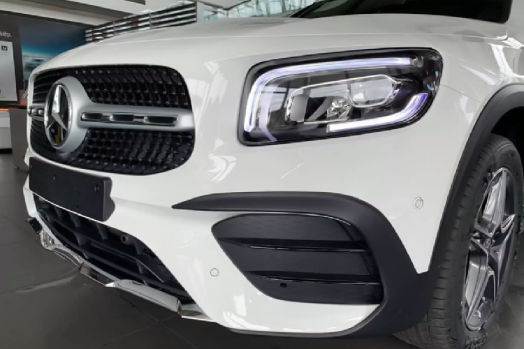 Nội thất GLB đi kèm với nhiều trang bị gồm: Bảng đồng hồ dạng kỹ thuật số với màn hình 10.25-inch có giao diện trí tuệ nhân tạo MBUX, đèn viền nội thất 64 màu, ốp vân carbon trang trí, vô lăng thể thao bọc da Nappa với nút điều khiển cảm ứng, vô lăng có tích hợp lẫy chuyển số sau vô lăng. GLB 200 AMG có đến 5 chế độ vận hành DYNAMIC SELECT bao gồm "Comfort", "ECO", "Sport" và “Individual”. Hệ thống treo được thiết lập theo hướng êm ái.