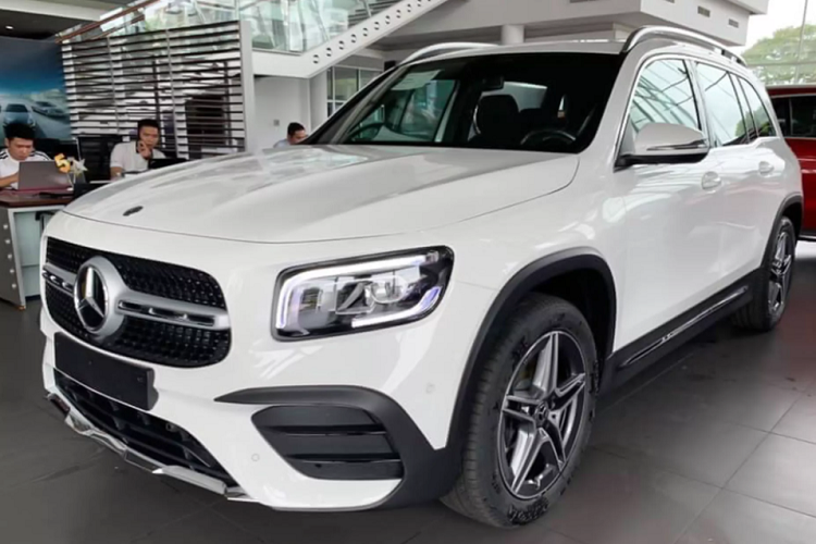Với mức giá xe Mercedes-Benz GLB gần 2 tỷ đồng, đây là dòng sản phẩm mới được bổ sung để hoàn thiện danh mục xe gầm cao của Mercedes-Benz gồm: GLA, GLC, GLE, GLS và G-Class. Dòng GLB hướng đến đối tượng khách hàng đang muốn sở hữu một chiếc xe sang đa dụng với nhiều chỗ ngồi trong tầm giá 2 tỷ đồng. Làm so sánh, giá bán của GLB 200 cao hơn một chút so với lựa chọn mẫu SUV 7 chỗ cũng đến từ Đức - VW Tiguan Allspace Luxury có giá bán từ 1,799 tỷ đồng.