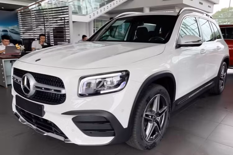 Với mức giá xe Mercedes-Benz GLB gần 2 tỷ đồng, đây là dòng sản phẩm mới được bổ sung để hoàn thiện danh mục xe gầm cao của Mercedes-Benz gồm: GLA, GLC, GLE, GLS và G-Class. Dòng GLB hướng đến đối tượng khách hàng đang muốn sở hữu một chiếc xe sang đa dụng với nhiều chỗ ngồi trong tầm giá 2 tỷ đồng. Làm so sánh, giá bán của GLB 200 cao hơn một chút so với lựa chọn mẫu SUV 7 chỗ cũng đến từ Đức - VW Tiguan Allspace Luxury có giá bán từ 1,799 tỷ đồng.