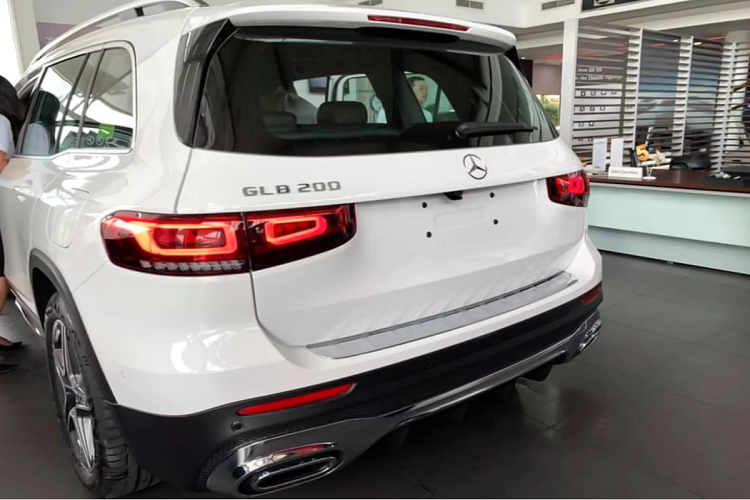 Phiên bản Mercedes-Benz GLB GLB 200 AMG mới sử dụng động cơ 4 cyl thẳng hàng, dung tích 1.3L (1.322cc) tăng áp cho công suất tối đa 163 mã lực tại 5.500 vòng/phút và mô-men xoắn cực đại 250Nm có được tại dải vòng tua 1.620 – 4.000 vòng/ phút. Sức mạnh được truyền xuống cầu trước (FWD) thông qua hộp số tự động ly hợp kép 7 cấp (7G DCT). Nhờ đó, chiếc crossover 7 chỗ có thể tăng tốc từ 0 – 100 km/h chỉ 9,1 giây trước khi đạt tốc độ tối đa 207 km/h. Theo Mercedes-Benz, GLB 200 có mức tiêu thụ nhiên liệu kết hợp (combined) từ 6.0 – 6.2 L/100 km.