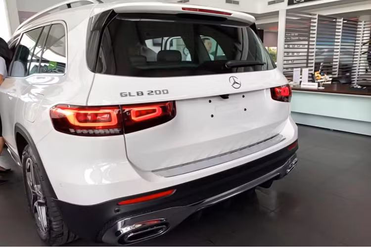 Phiên bản Mercedes-Benz GLB GLB 200 AMG mới sử dụng động cơ 4 cyl thẳng hàng, dung tích 1.3L (1.322cc) tăng áp cho công suất tối đa 163 mã lực tại 5.500 vòng/phút và mô-men xoắn cực đại 250Nm có được tại dải vòng tua 1.620 – 4.000 vòng/ phút. Sức mạnh được truyền xuống cầu trước (FWD) thông qua hộp số tự động ly hợp kép 7 cấp (7G DCT). Nhờ đó, chiếc crossover 7 chỗ có thể tăng tốc từ 0 – 100 km/h chỉ 9,1 giây trước khi đạt tốc độ tối đa 207 km/h. Theo Mercedes-Benz, GLB 200 có mức tiêu thụ nhiên liệu kết hợp (combined) từ 6.0 – 6.2 L/100 km.